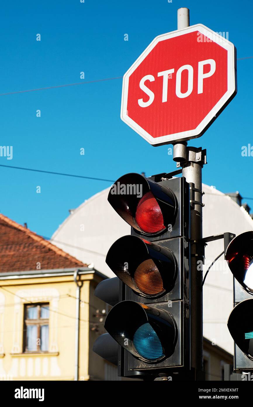 Gros plan des feux de signalisation et panneau stop à l'intersection Banque D'Images