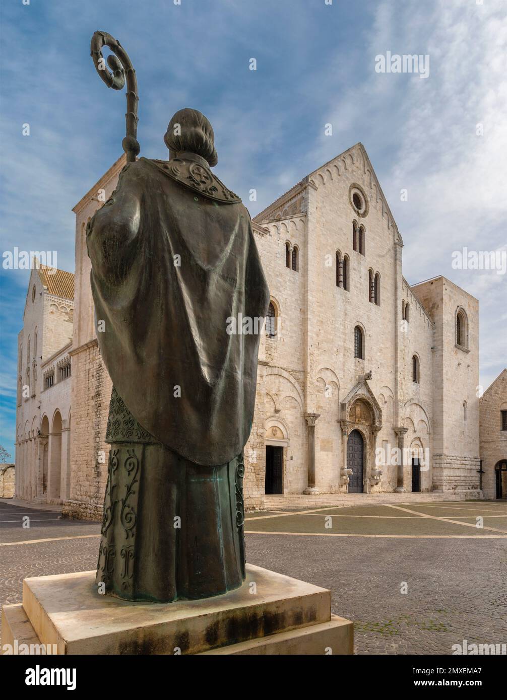 BARI, ITALIE - 3 MARS 2022 : la statue de bronze de Saint-Nicolas de Bari devant la basilique San Nicola de Zurab Tsereteli (2002). Banque D'Images