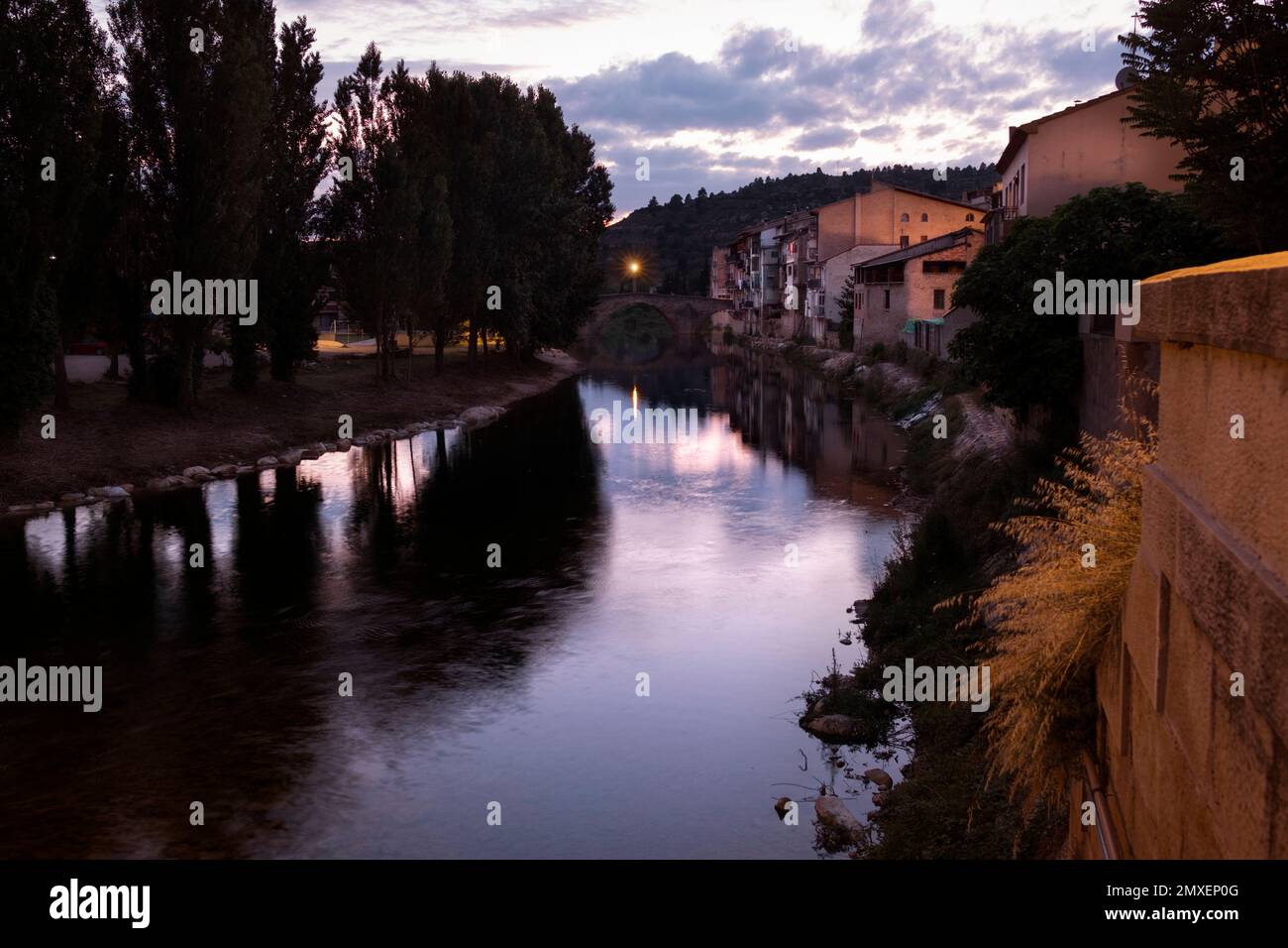 Coucher de soleil sur la rivière Matarriya. Province de Teruel Banque D'Images