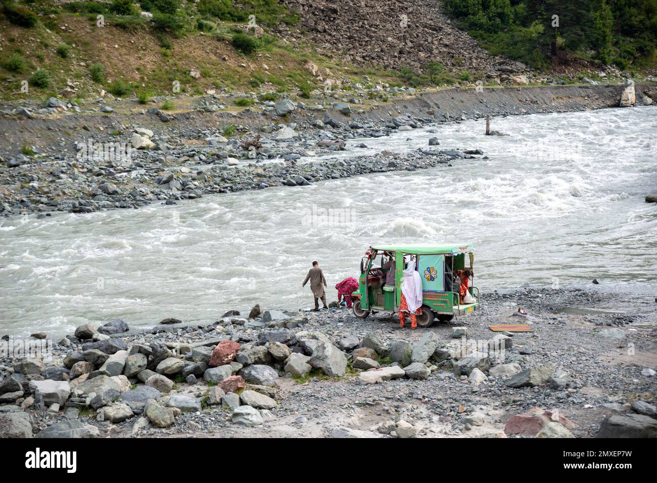 Les Pakistanais profitent de l'air frais sur la rivière en été, Swat Valley, Pakistan Banque D'Images