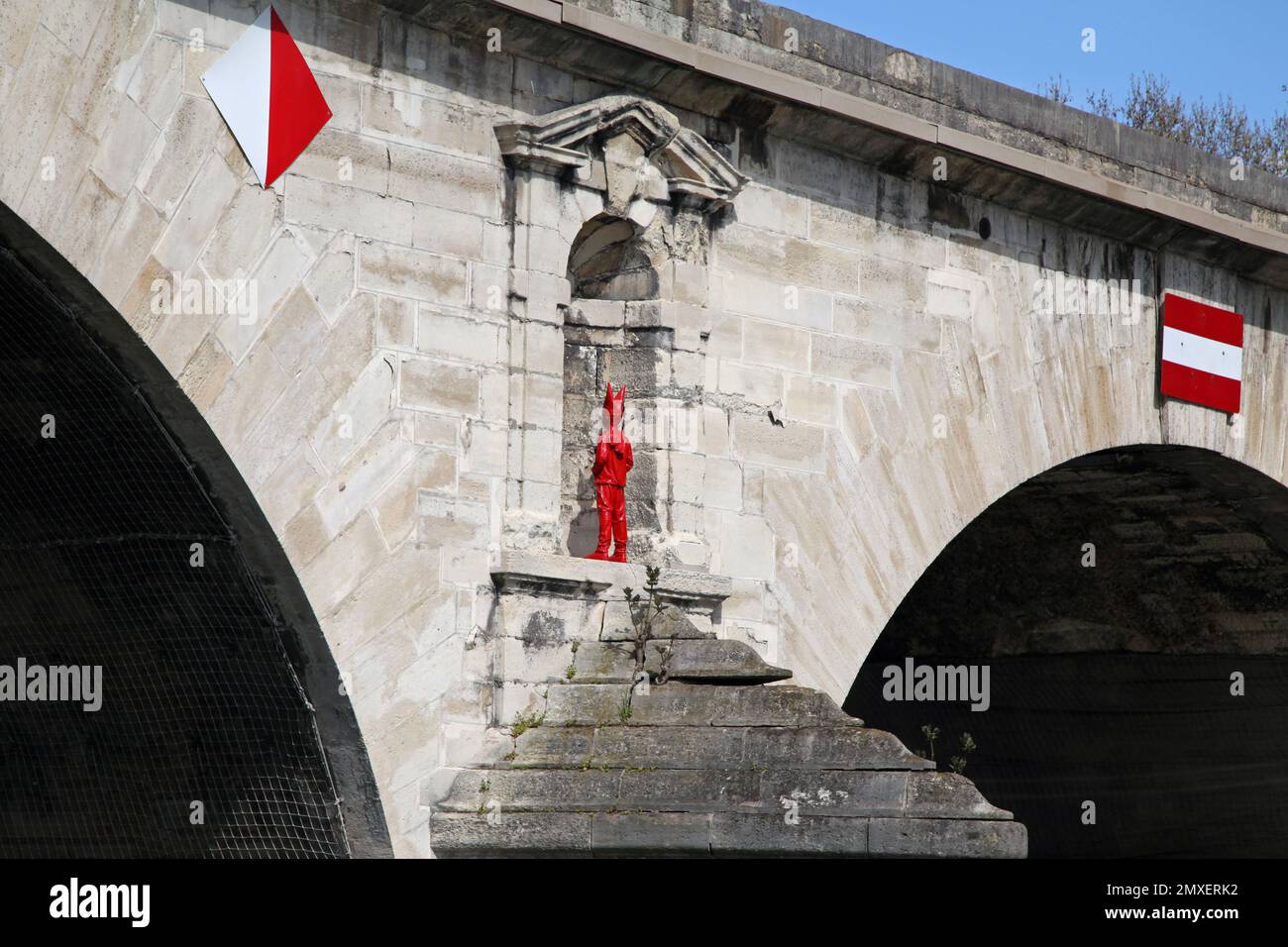 Sculpture du diable rouge sur le pont Marie sur la Seine, Paris, France Banque D'Images