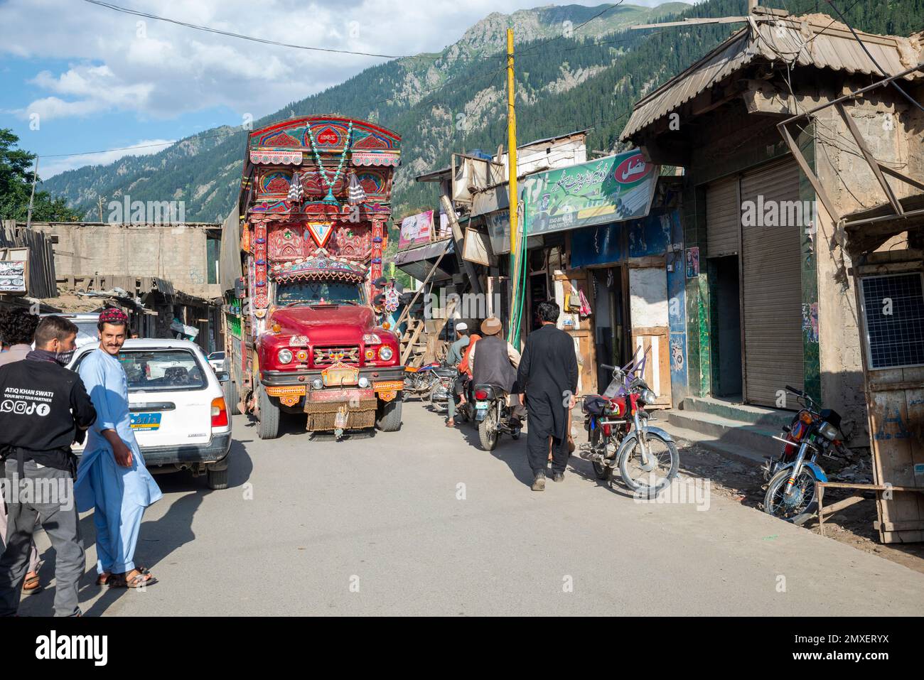 Un camion peint dans les rues du village de Boyum, vallée de Swat, Pakistan Banque D'Images