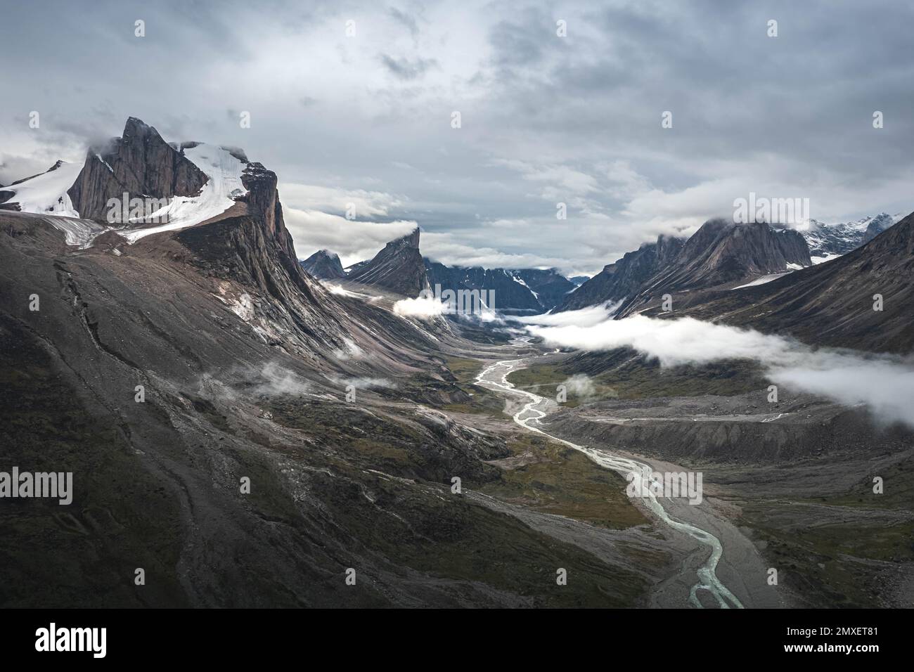 Breidablik Peak et Mt. Thor vu du col Akshayak, île de Baffin Banque D'Images