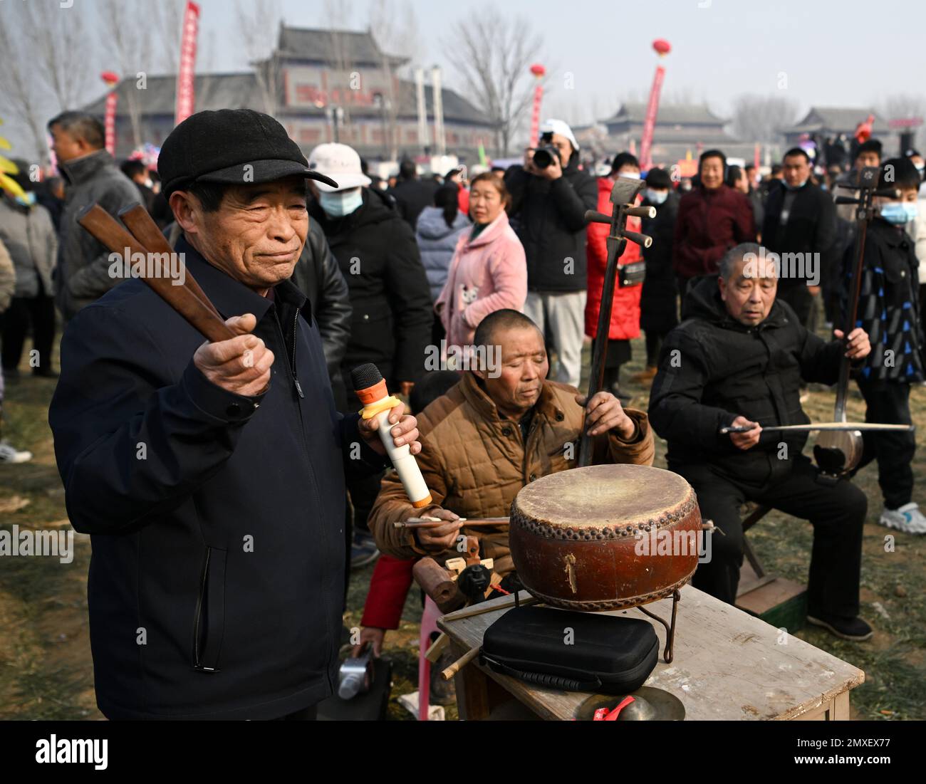 (230203) -- BAOFENG, le 3 février 2023 (Xinhua) -- des artistes folkloriques se produisent au salon Quyi, dans le village de Mazie, dans le comté de Baofeng, dans la province de Henan, au centre de la Chine, le 3 février 2023. La foire de Majie Quyi a repris ses événements hors ligne après trois ans de suspension vendredi, le 13th jour du premier mois sur le calendrier lunaire chinois. Des artistes folkloriques de tout le pays se sont rassemblés dans le village de Mazie pour participer à la foire. La foire d'art populaire de Majie a une histoire de plus de 700 ans. L'événement serait originaire d'un artiste populaire prestigieux dans le village, dont de nombreux disciples se sont réunis pour célébrer son Banque D'Images
