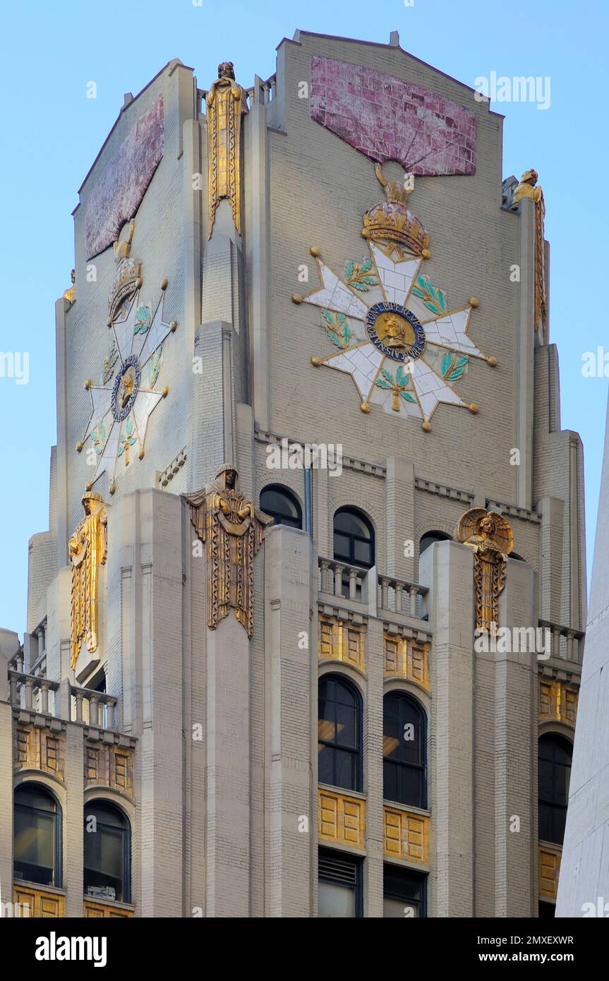 Gros plan 27W 57th St, étonnante façade de bâtiment Art Déco d'avant-guerre avec des embellissements dorés, démolie en 2014 Banque D'Images