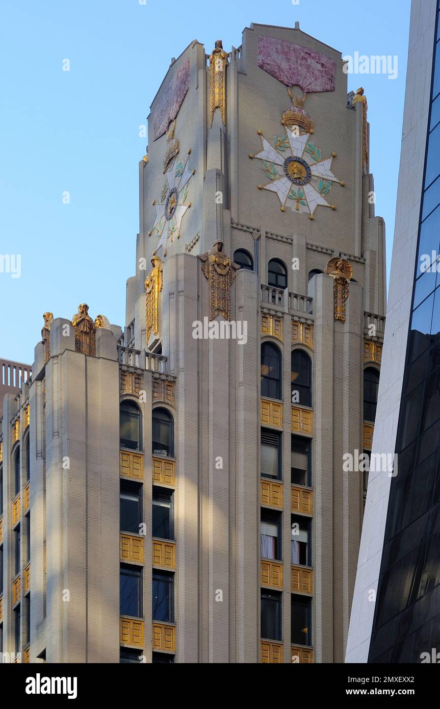 Gros plan 27W 57th St, étonnante façade de bâtiment Art Déco d'avant-guerre avec des embellissements dorés, démolie en 2014 Banque D'Images