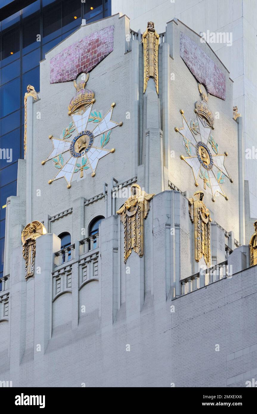 Gros plan 27W 57th St, étonnante façade de bâtiment Art Déco d'avant-guerre avec des embellissements dorés, démolie en 2014 Banque D'Images