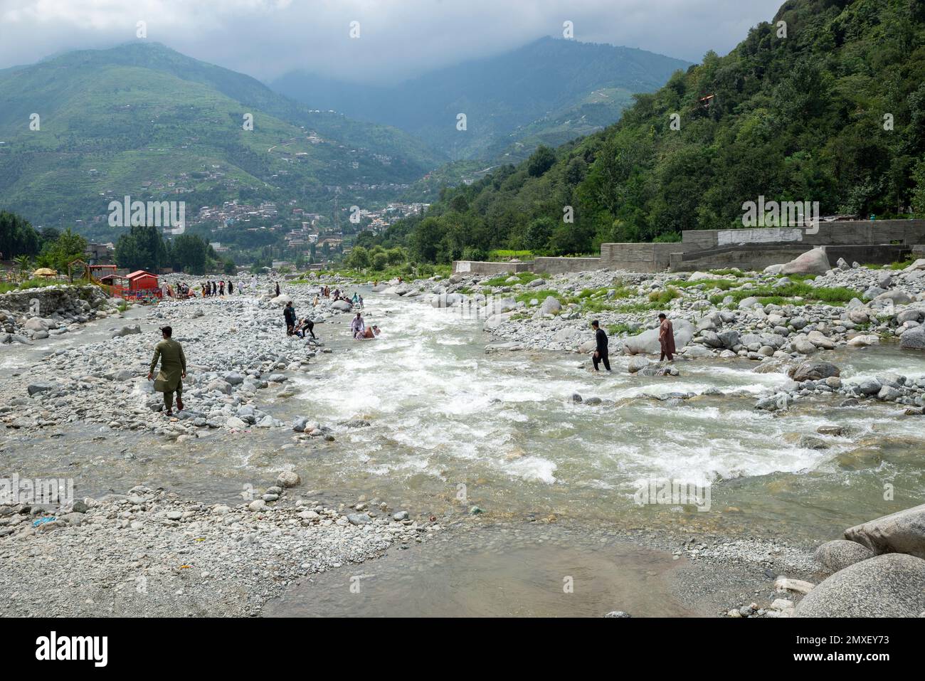 Pakistanais traversant la rivière Swat en été, vallée de Swat, Pakistan Banque D'Images