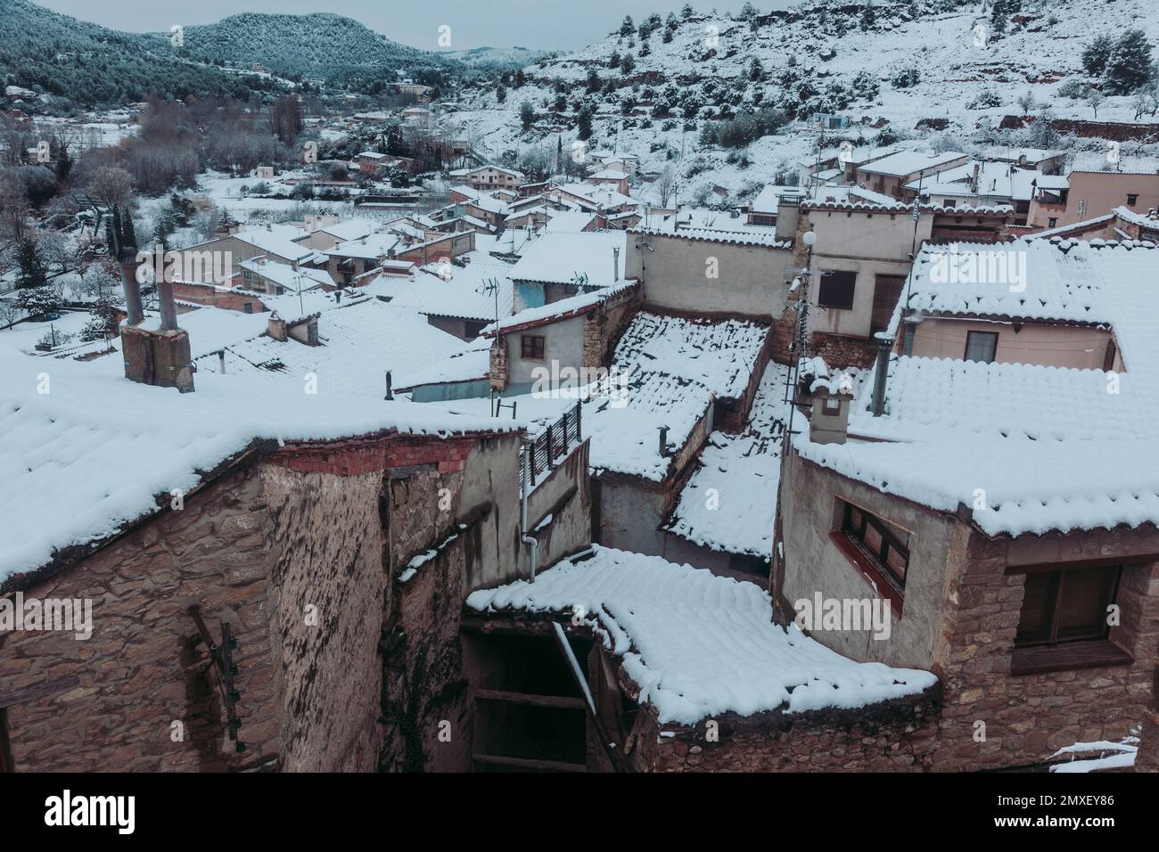 Vue sur le village de Valderrobres dans la province de Teruel avec la première neige. Banque D'Images