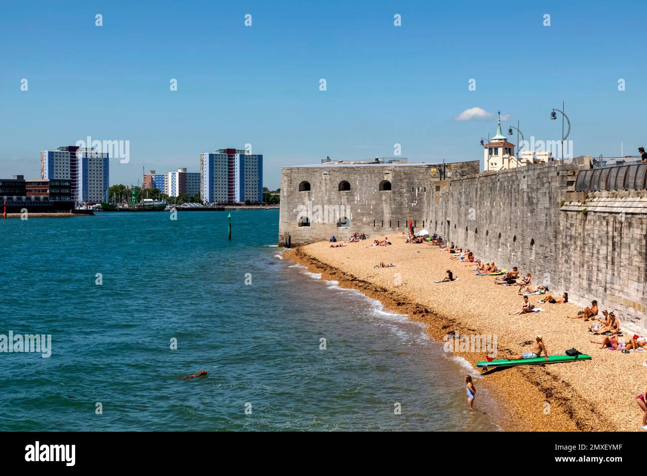 Angleterre, Hampshire, Portsmouth, Old Portsmouth, Battery Wall et The Round Tower *** Légende locale *** UK,United Kingdom,Great Britain,Britain,Englan Banque D'Images