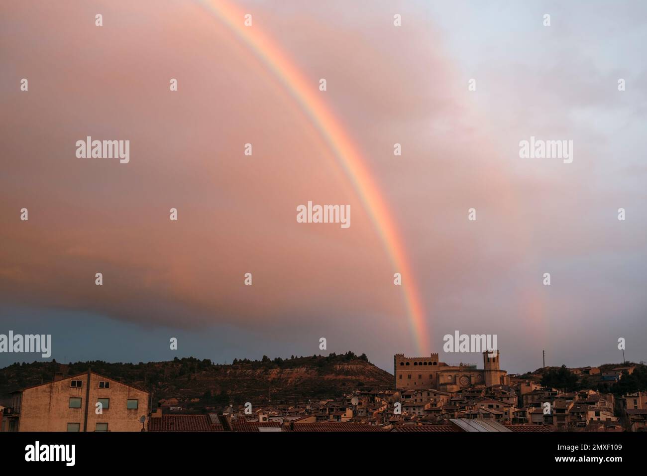 Valderrobres, Espagne. 15 décembre 2020: Arc-en-ciel vue sur le village médiéval de la province de Teruel avec le château de Calatravo Banque D'Images