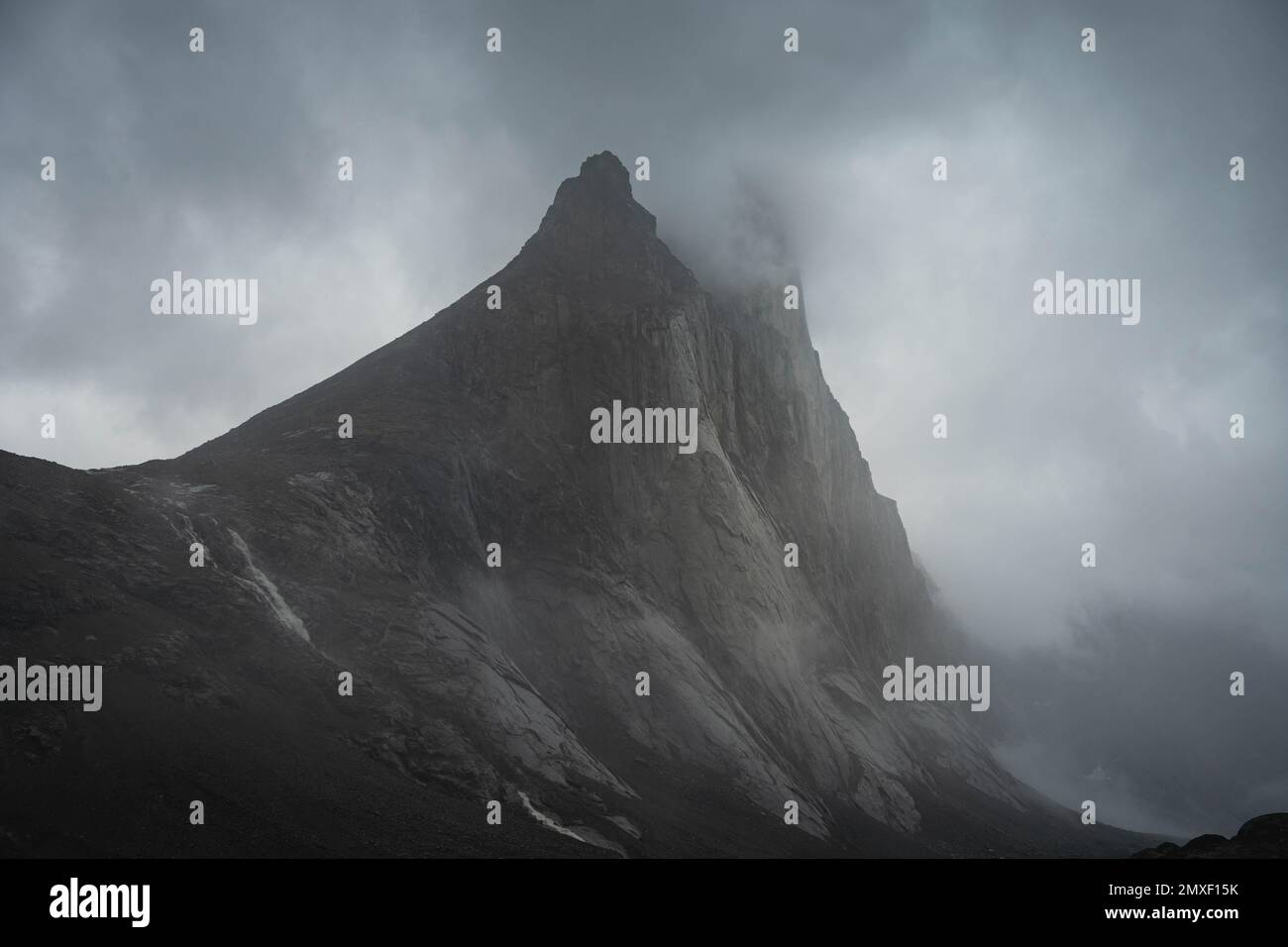 Col Akshayuk, île de Baffin, Canada, par une journée nuageux. Banque D'Images