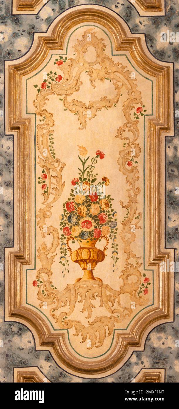 MONOPOLI, ITALIE - 5 MARS 2022 : bouquet de fleurs décoratives baroques sur le bois de la cathédrale - Basilique de Maria Santissima della Madia. Banque D'Images