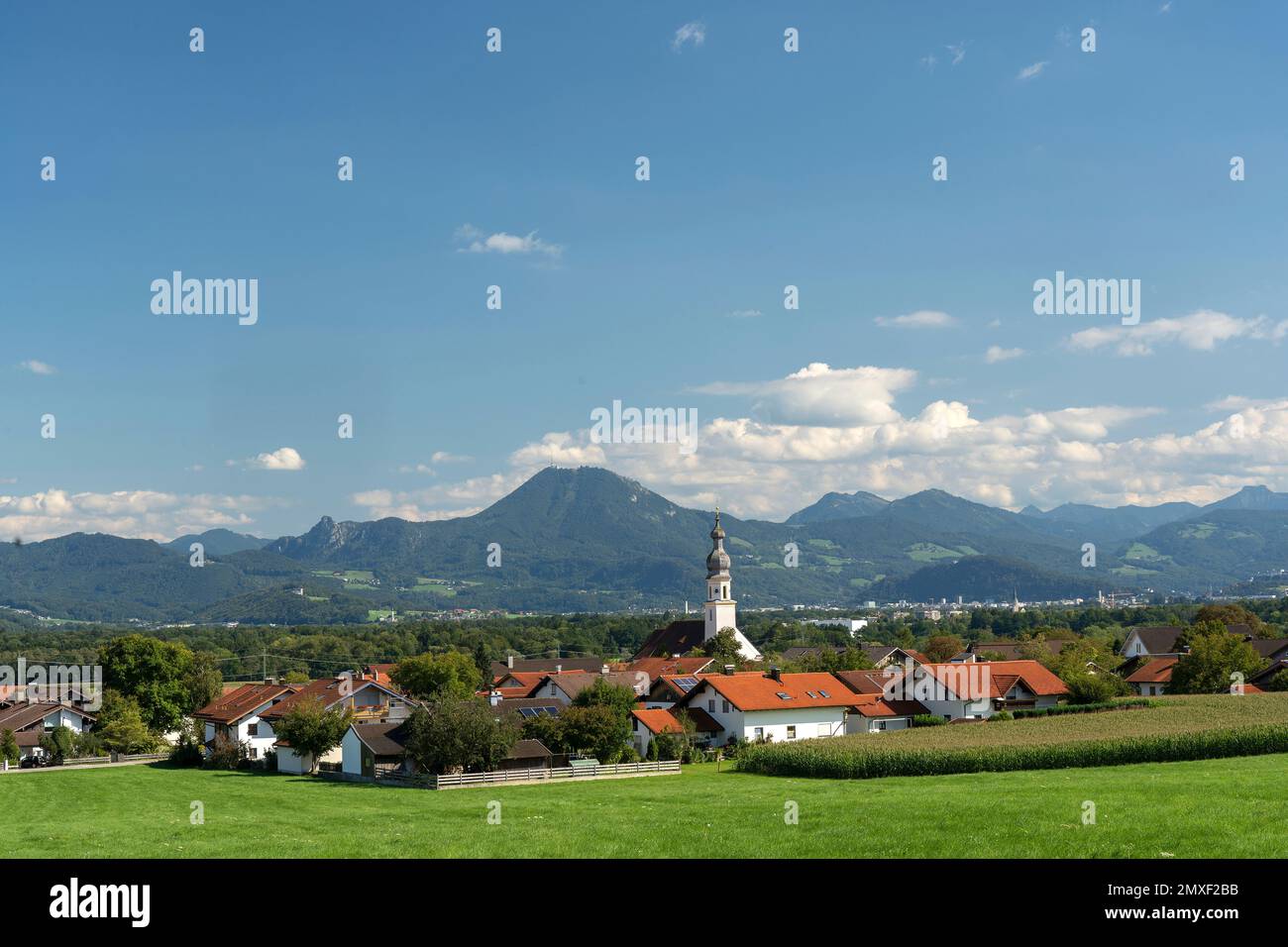 Die Kirche und das Dorf Saaldorf mit im hintergrund der Gaisberg im nahen Österreich - im Berchtesgadener Land, Rupertiwinkel, Oberbayern Banque D'Images