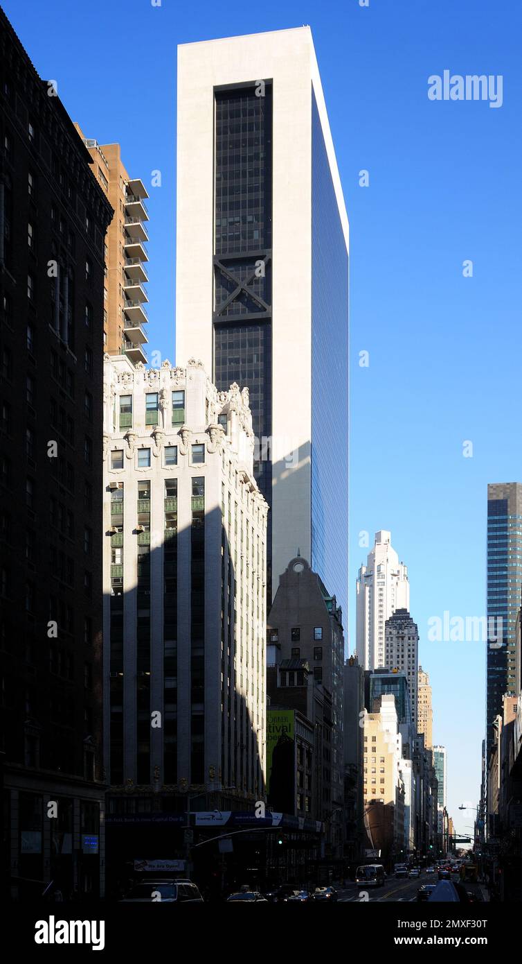 Solow Building, un immeuble moderne de grande hauteur par une journée ensoleillée à New York, entouré par une architecture historique et un ciel bleu. Banque D'Images