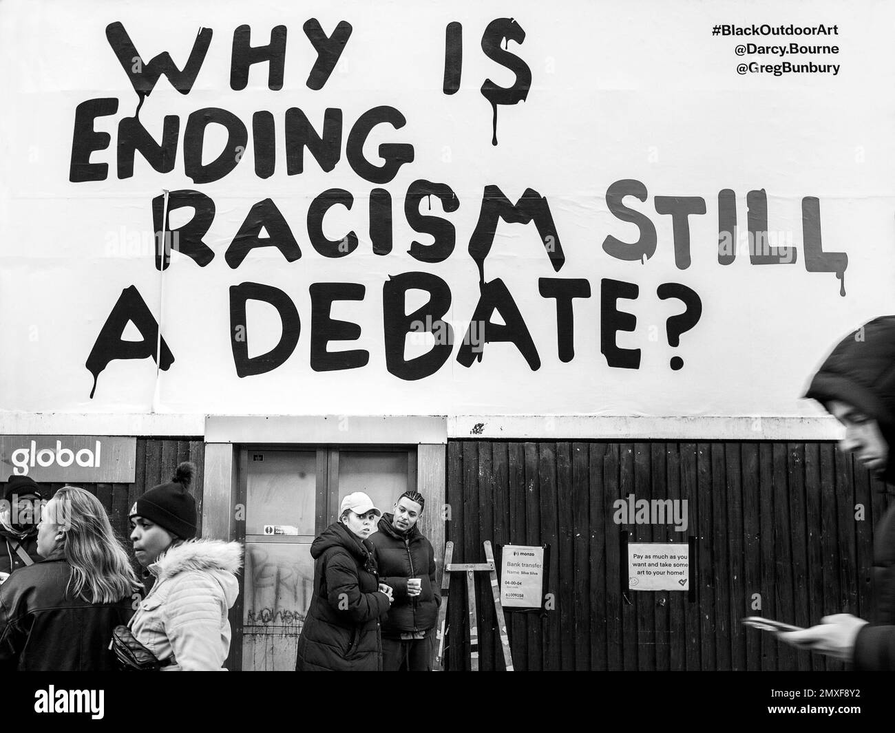 Pourquoi la fin du racisme est-elle encore un débat B/W photographie de rue Camden Londres Banque D'Images