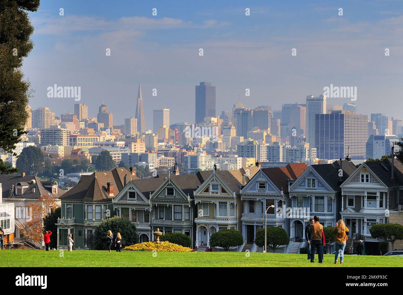 Les Painted Ladies de San Francisco, des maisons victoriennes emblématiques avec en toile de fond les gratte-ciel de la ville, un point de repère populaire et un lieu photo à Alamo Square Banque D'Images