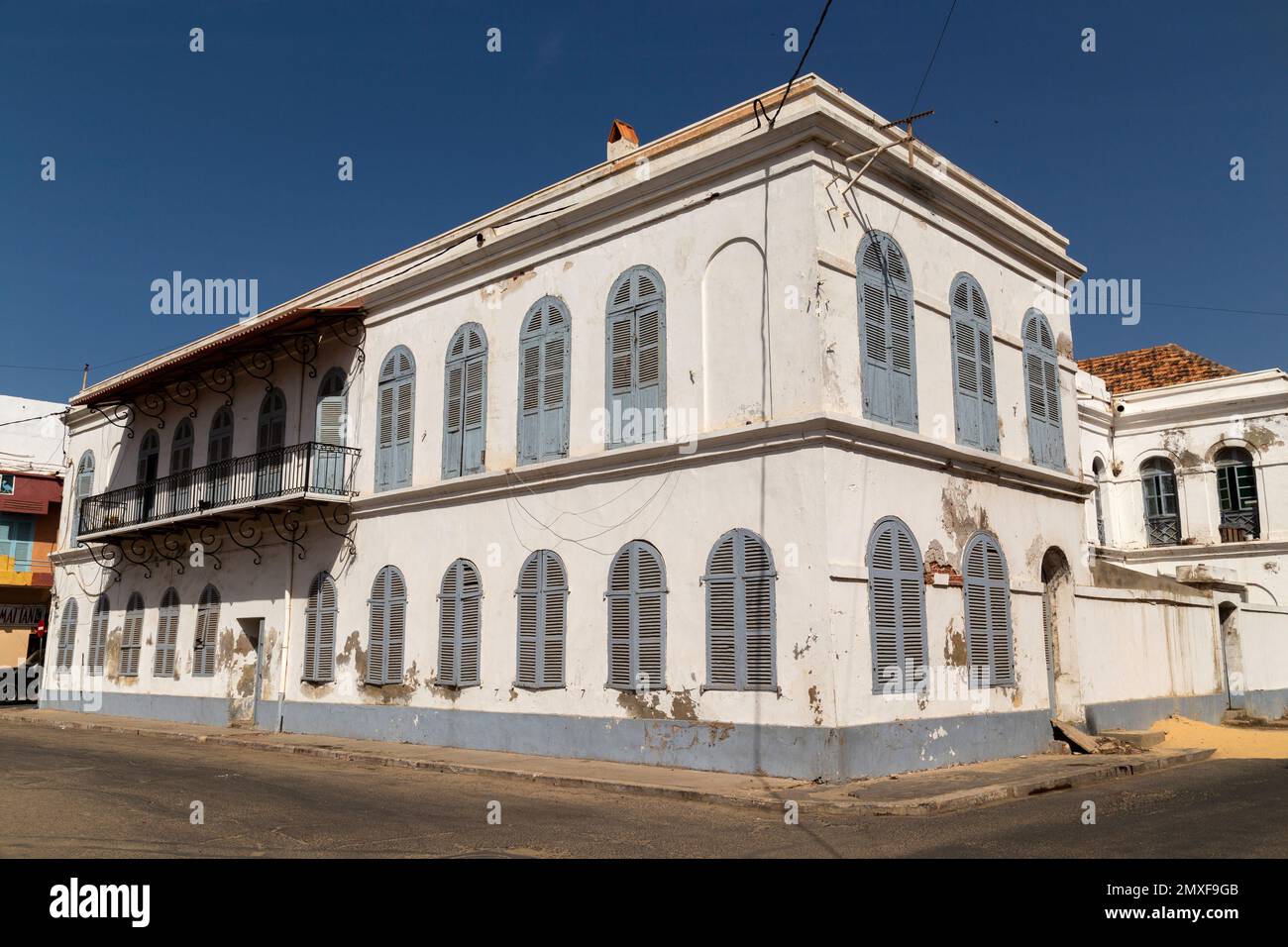 Dakar, Sénégal : 28 janvier 2019 : maisons coloniales sur le front de mer, île de Goree, Sénégal Banque D'Images