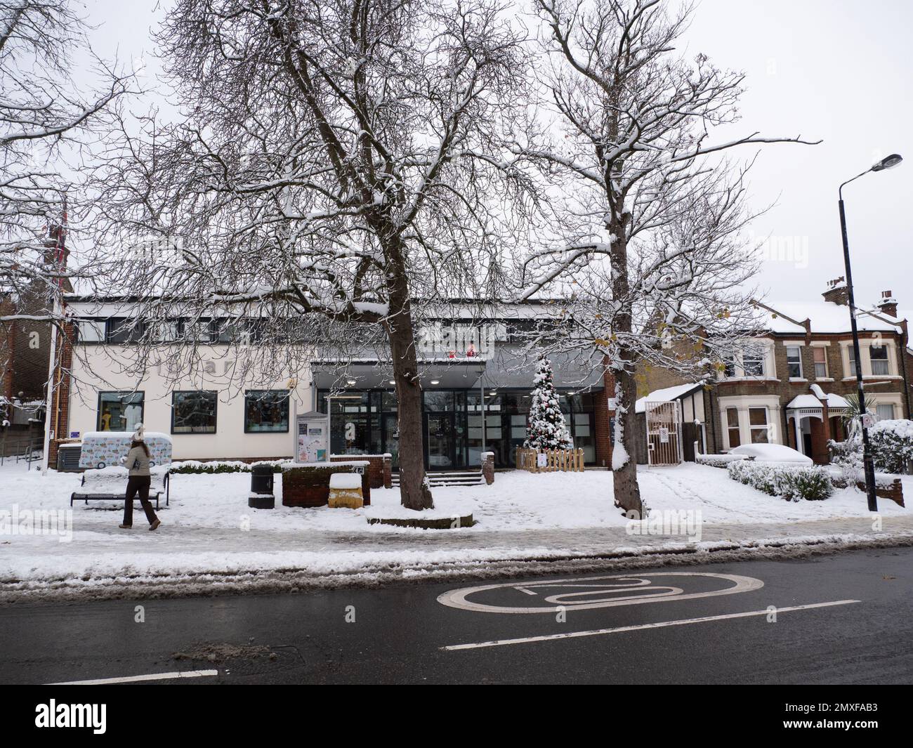 Bibliothèque locale à Highams Park, Londres en hiver neige Banque D'Images