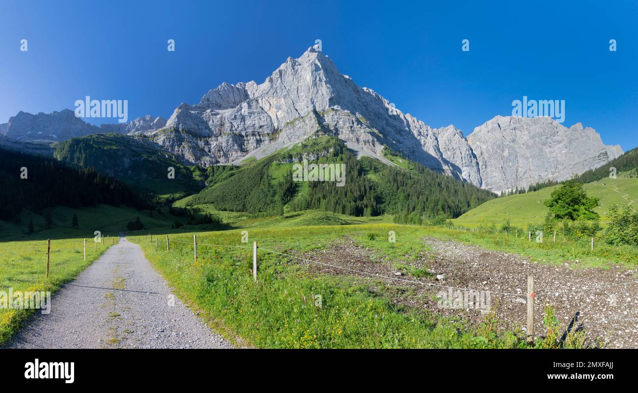 Le matin panorama des murs nord des montagnes Karwendel - murs de Spritzkarspitze et Grubenkarspitze d'Enger Tall - Grosser Ahornboden walley Banque D'Images