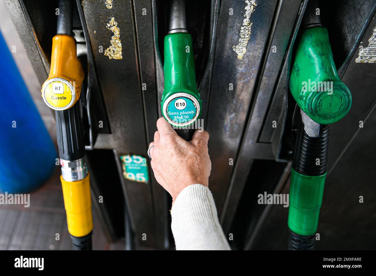 l-illustration-montre-une-personne-qui-utilise-une-pompe-essence