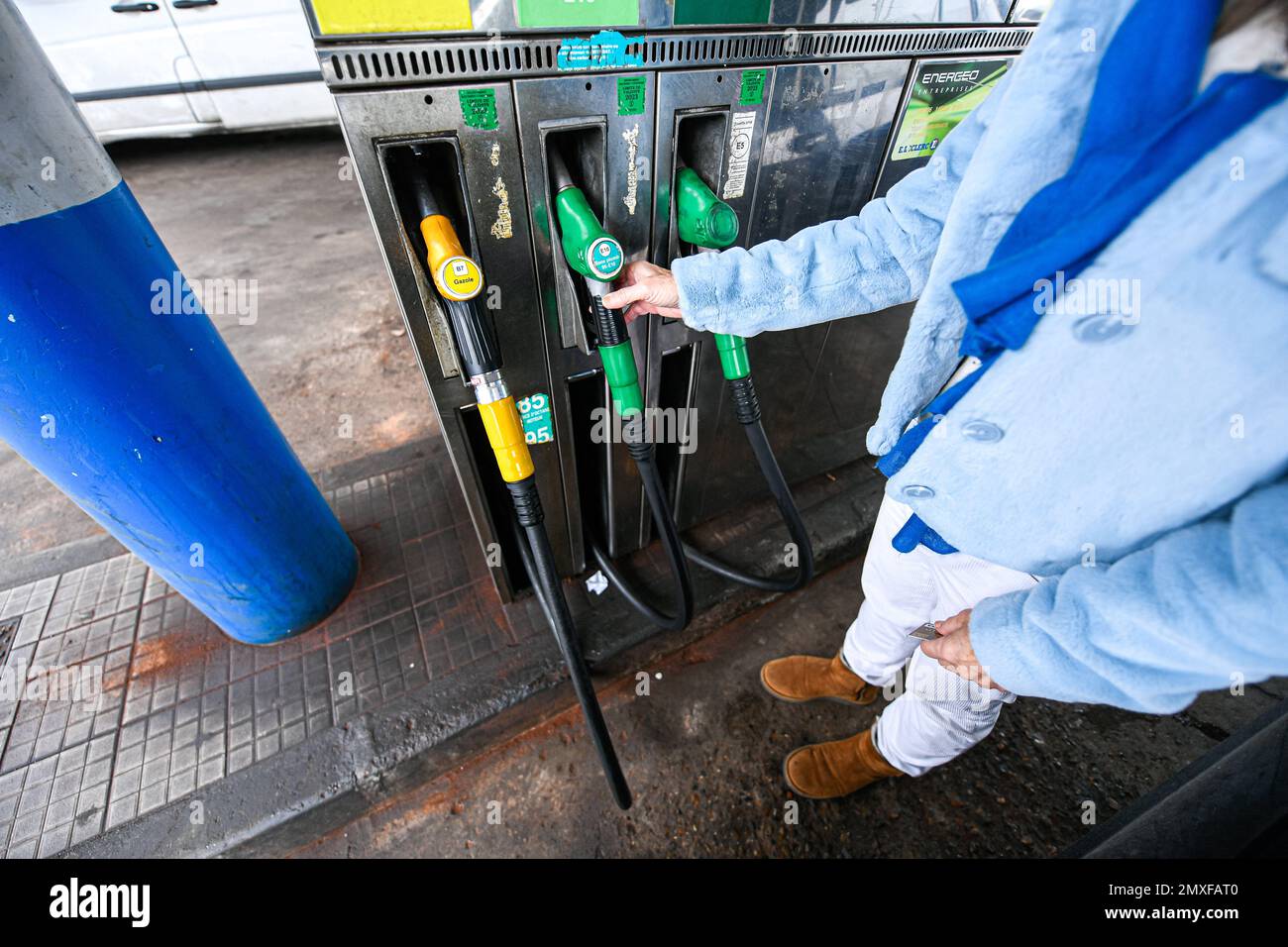 L'illustration montre une personne qui utilise une pompe à essence  (carburant sans plomb, 'sans-Plomb''S P.95-E10') pour sa voiture dans une  station-service E.Leclerc (ou Leclerc) à Paris, en France, sur 3 février  2023.
