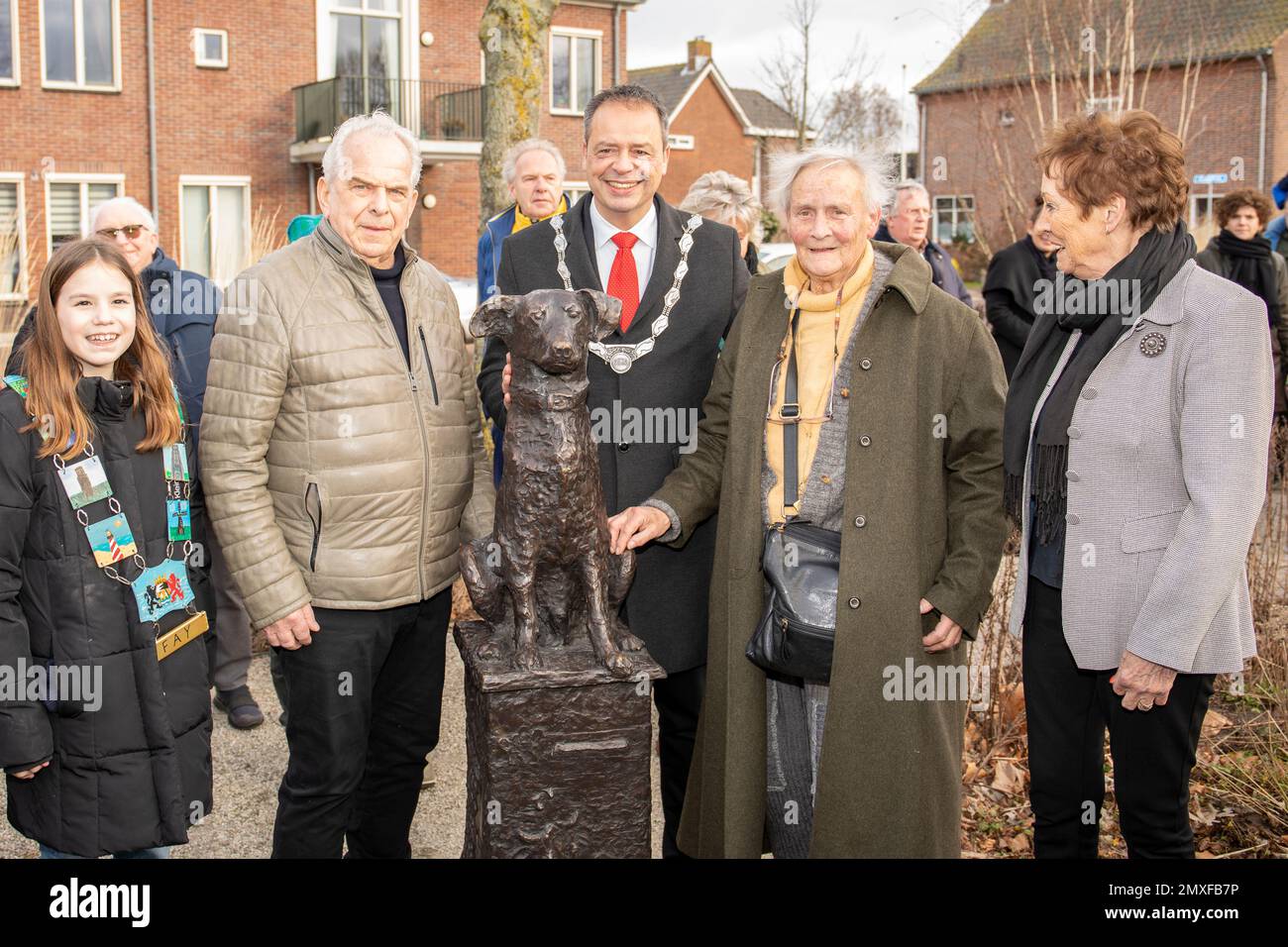 SCHARENDIJKE, PAYS-BAS - FEBRUARI 3: Le maire de l'enfant Fay de Waal, M. Rinus Hubregtse, le maire de Schouwen-Duiveland, Jack van der Hoek, L'artiste Miems van Citters et président du conseil du village Tanny de Rooij autour du chien Bläsz lors de la révélation du mémorial pour le chien Bläsz qui a sauvé des dizaines de bétail autour de Scharendijke pendant le déluge de 1953 à Bethlehemplein sur 3 février 2023 à Scharendijke, aux pays-Bas (Photo de Peter van der Klooster/Orange Pictures) Banque D'Images