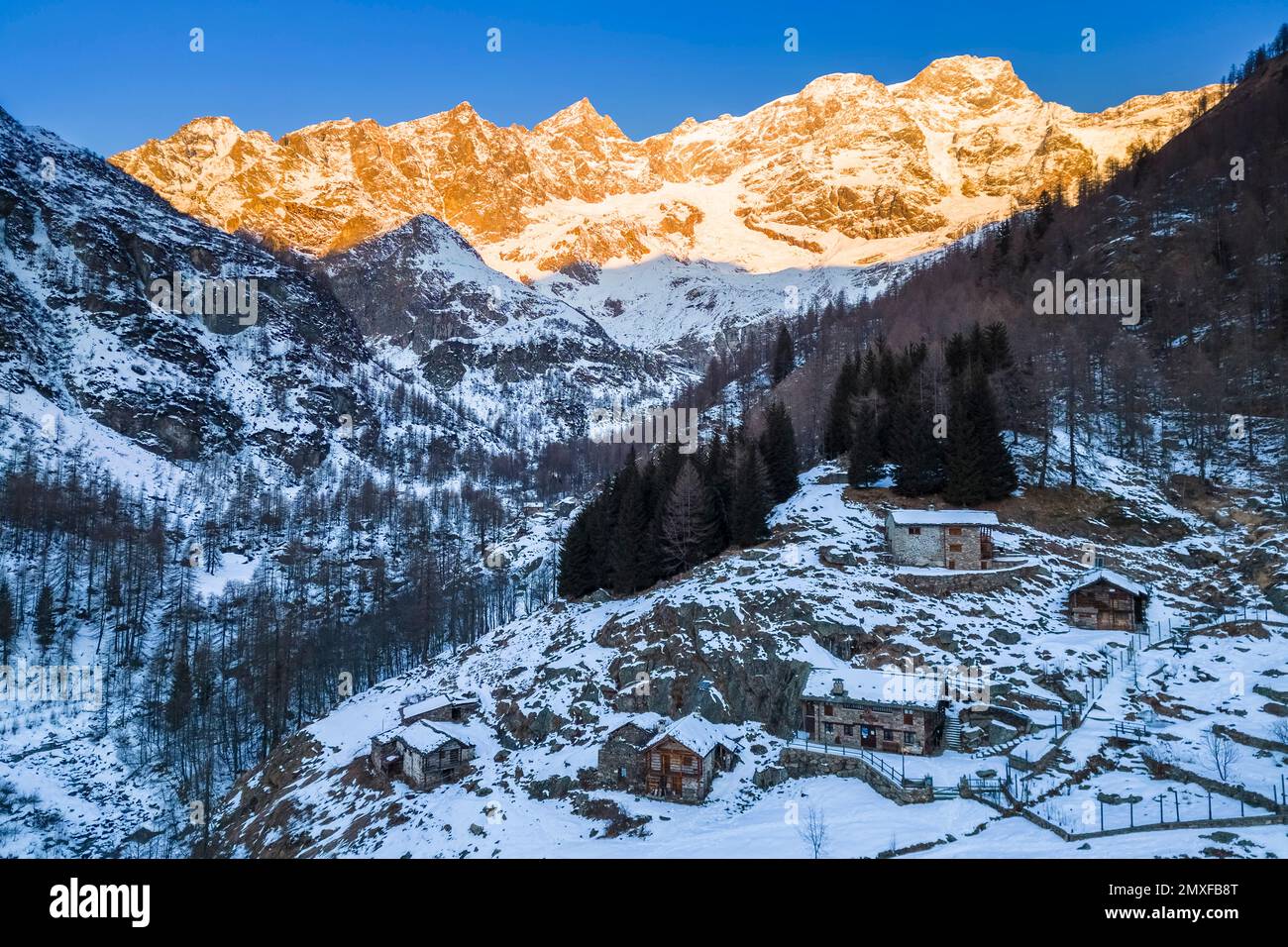 Vue aérienne du refuge du Pastore et de Monte Rosa à l'aube en hiver. Alpe pile, Alagna, Valesia, Alagna, Valesia, Province de Vercelli, Piémont, Italie, Banque D'Images