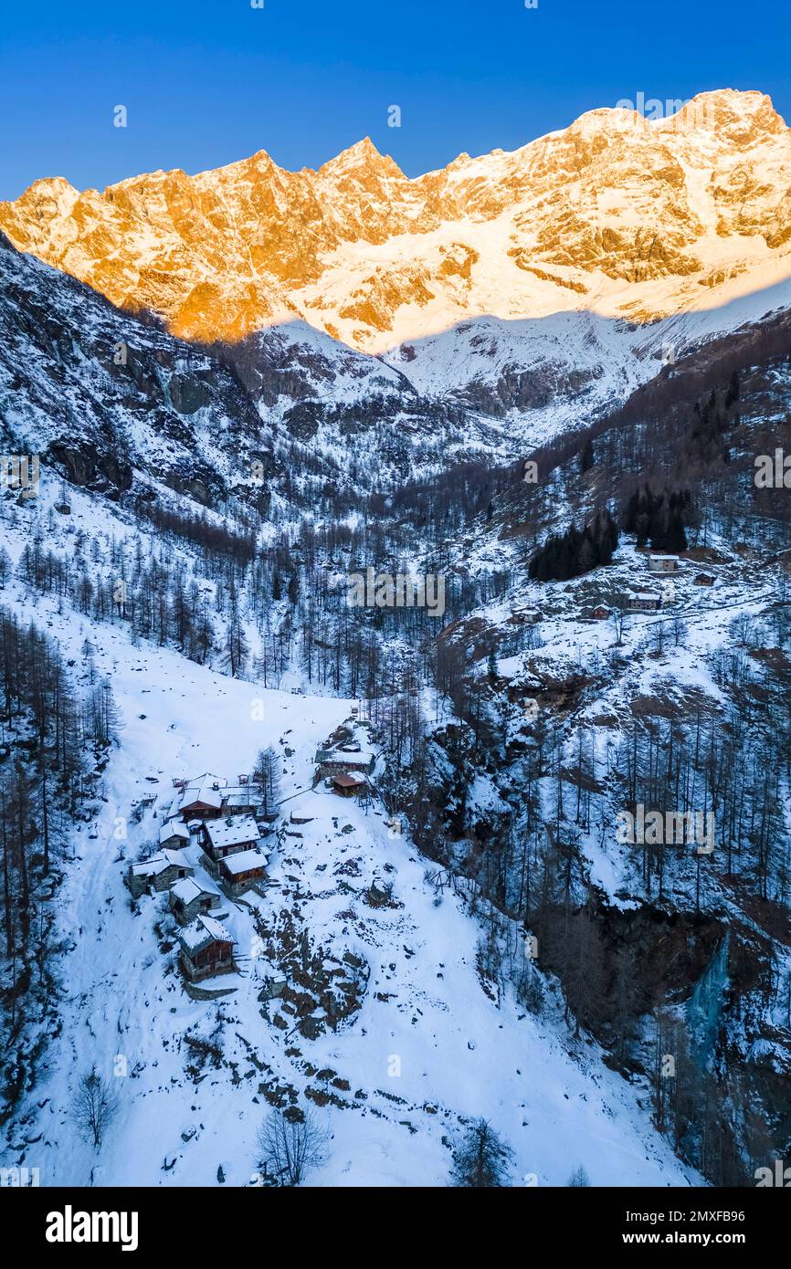 Vue aérienne du refuge du Pastore et de Monte Rosa à l'aube en hiver. Alpe pile, Alagna, Valesia, Alagna, Valesia, Province de Vercelli, Piémont, Italie, Banque D'Images