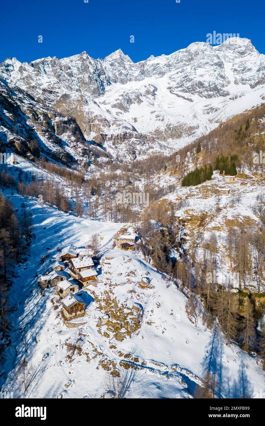 Vue aérienne du refuge du Pastore et de Monte Rosa à l'aube en hiver. Alpe pile, Alagna, Valesia, Alagna, Valesia, Province de Vercelli, Piémont, Italie, Banque D'Images
