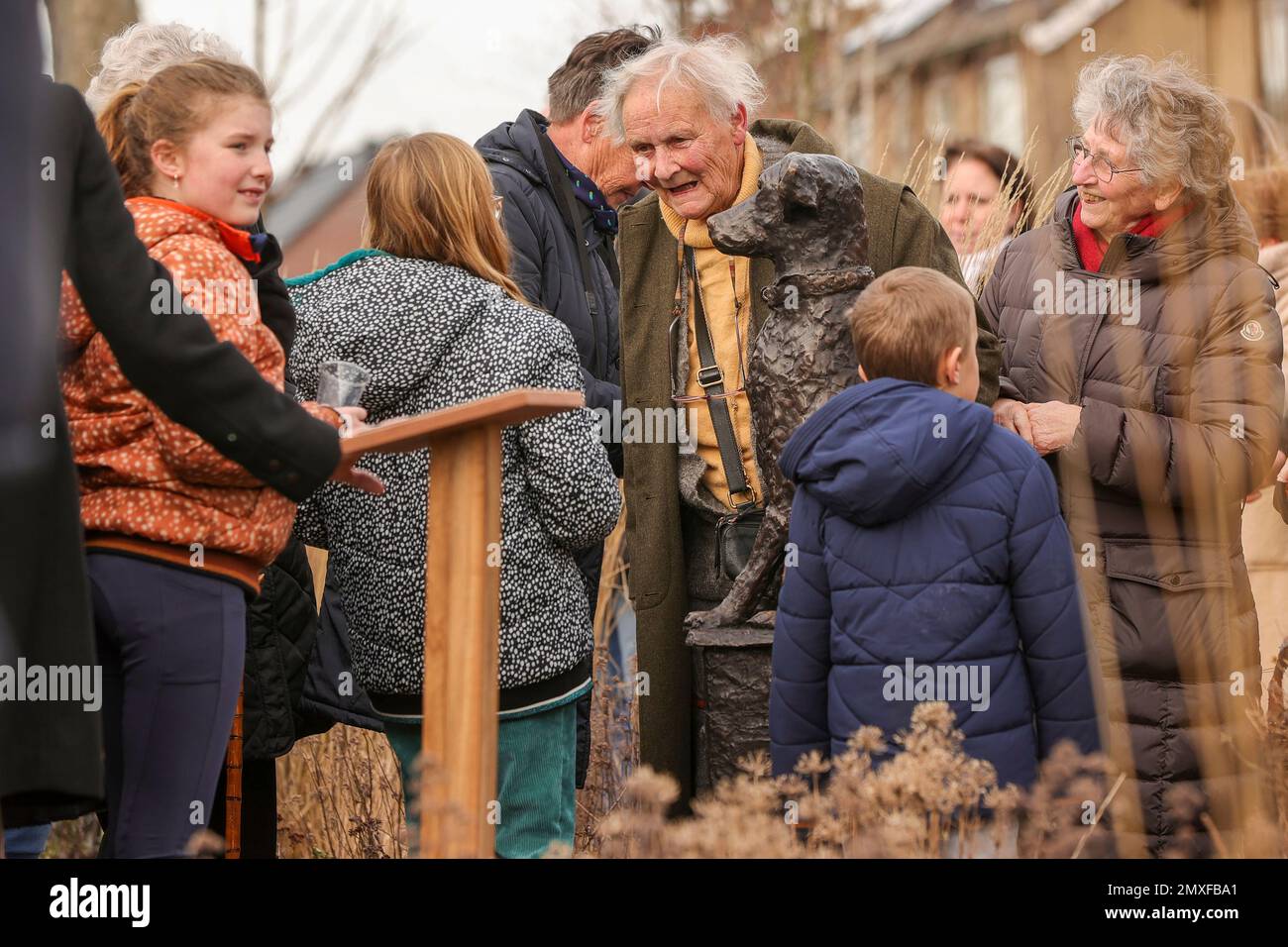 SCHARENDIJKE, PAYS-BAS - FEBRUARI 3 : L'artiste Miems van Citters avec sa sculpture du chien Bläsz pendant la révélation du mémorial pour le chien Bläsz qui a sauvé des dizaines de bétail autour de Scharendijke pendant l'inondation de 1953 à Bethlehemplein sur 3 février 2023 à Scharendijke, pays-Bas (photo de Peter van der Klooster/Orange Pictures) Banque D'Images