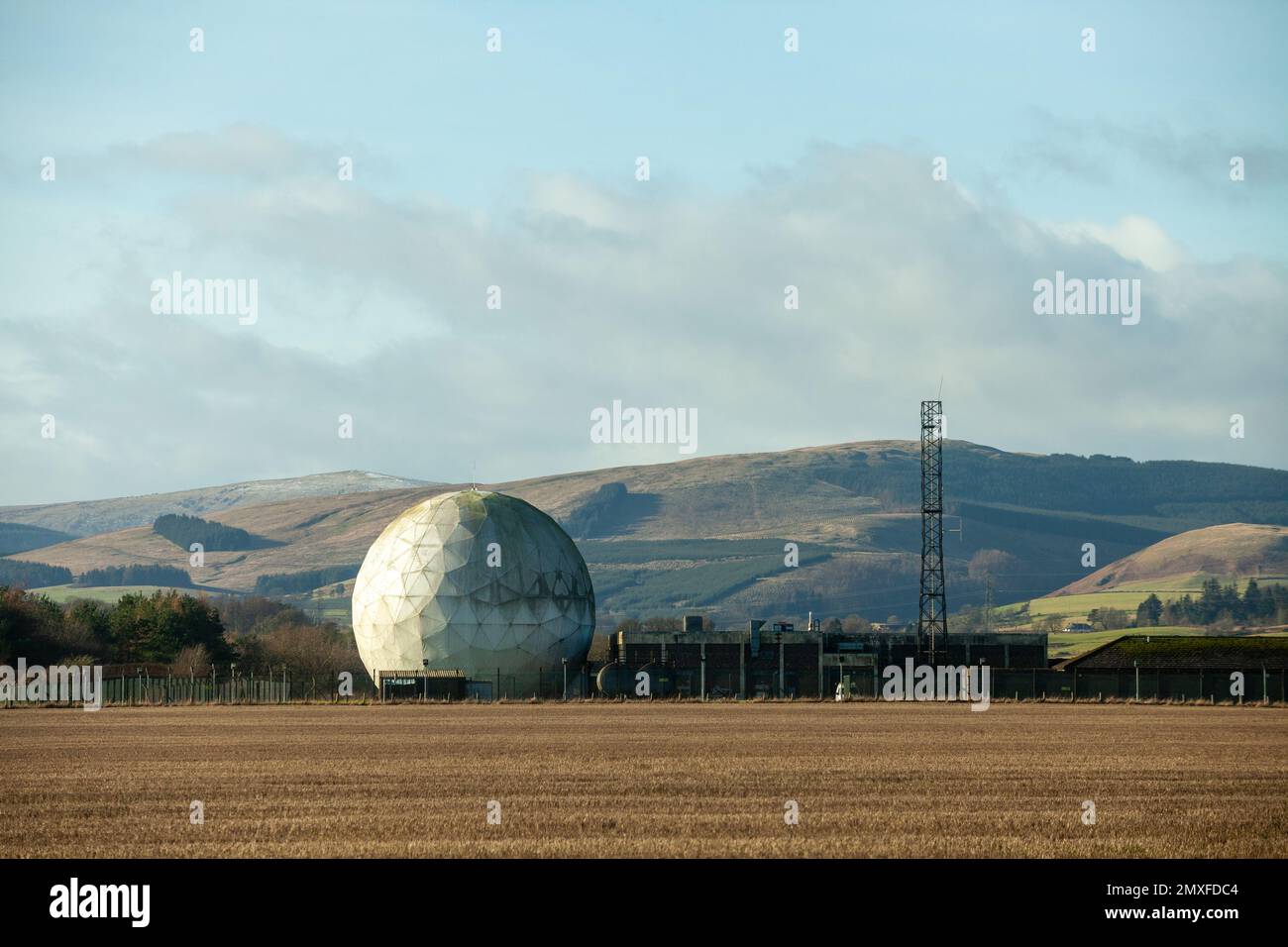 Un radar d'avertissement de missile balistique surnommé le Golf ball dans le Kinross-shire en Écosse Banque D'Images