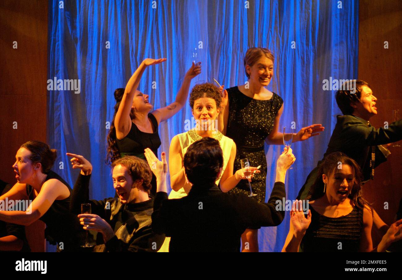 Centre: Anna Francolini (Gussie) en VÉRITÉ NOUS ROULONS À l'entrepôt de Donmar, Londres WC2 11/12/2000 musique et paroles: Stephen Sondheim livre: George Furth basé sur la pièce originale de Kaufman & Hart design: Christopher Oram éclairage: Tim Mitchell chorégraphie: Peter Darling réalisateur: Michael Grandage Banque D'Images