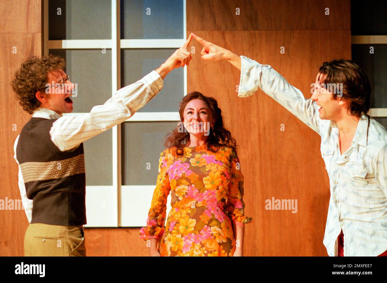 l-r: Daniel Evans (Charley Kringas), Samantha Spiro (Mary Flynn), Julian Ovenden (le jeune Franklin Shepard) en MÊLANT, NOUS ROULONS À l'entrepôt de Donmar, Londres WC2 11/12/2000 musique et paroles: Stephen Sondheim livre: George Furth basé sur la pièce originale de Kaufman & Hart design: Christopher Oram Lighting: Tim Mitchell chorégraphie: Peter Darling directeur: Michael Grandage Banque D'Images