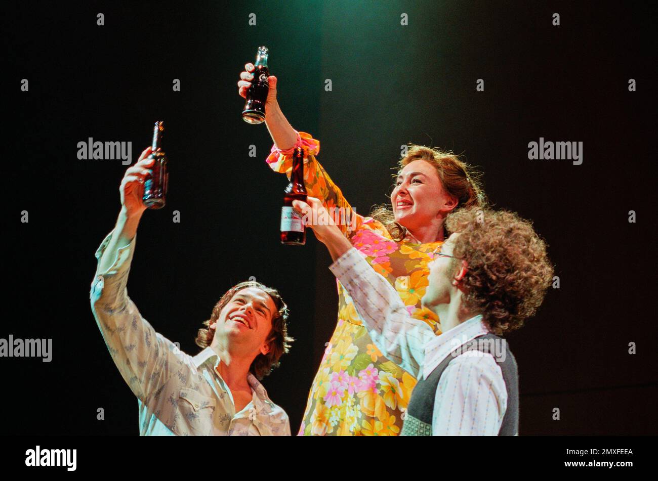 l-r: Julian Ovenden (plus jeune Franklin Shepard), Samantha Spiro (Mary Flynn), Daniel Evans (Charley Kringas) en MERLY NOUS ROULONS LE LONG de l'entrepôt de Donmar, Londres WC2 11/12/2000 musique et paroles: Stephen Sondheim livre: George Furth basé sur la pièce originale de Kaufman & Hart design: Christopher Oram éclairage: Tim Mitchell chorégraphie: Tim Mitchell Peter Darling directeur: Michael Grandage Banque D'Images