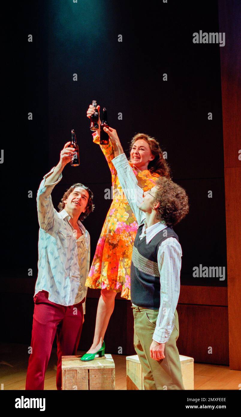 l-r: Julian Ovenden (plus jeune Franklin Shepard), Samantha Spiro (Mary Flynn), Daniel Evans (Charley Kringas) en MERLY NOUS ROULONS LE LONG de l'entrepôt de Donmar, Londres WC2 11/12/2000 musique et paroles: Stephen Sondheim livre: George Furth basé sur la pièce originale de Kaufman & Hart design: Christopher Oram éclairage: Tim Mitchell chorégraphie: Tim Mitchell Peter Darling directeur: Michael Grandage Banque D'Images