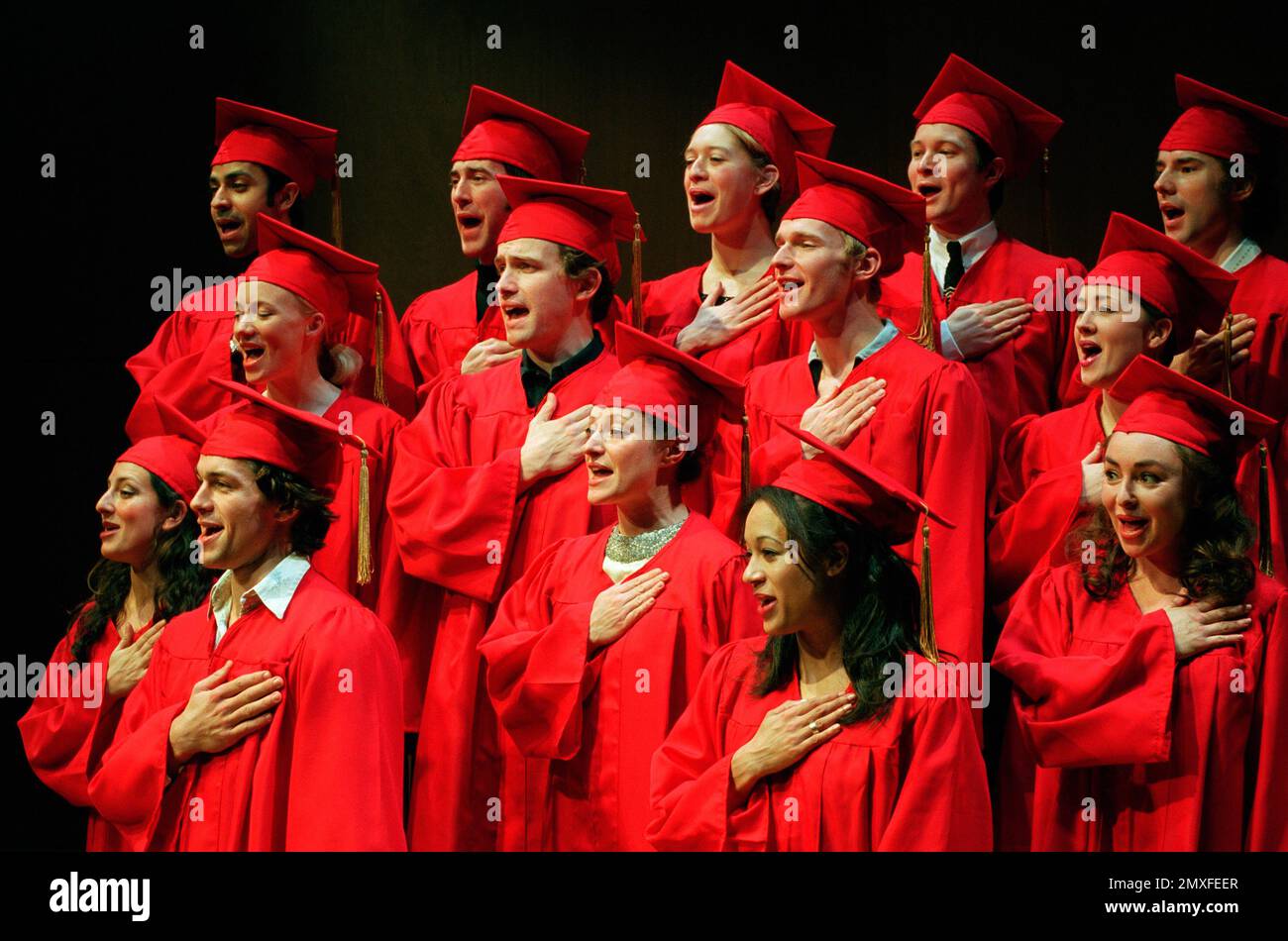 Avant 2nd à gauche: Julian Ovenden (plus jeune Franklin Shepard) centre: Anna Francolini (Gussie) avant à droite: Samantha Spiro (Mary Flynn) en haut à droite: Daniel Evans (Charley Kringas) en ERREMENT NOUS ROULONS À l'entrepôt de Donmar, Londres WC2 11/12/2000 musique et paroles: Stephen Sondheim livre: George Furth basé sur la pièce originale de Kaufman & Hart design: Christopher Oram Lighting: Tim Mitchell chorégraphie: Peter Darling réalisateur: Michael Grandage Banque D'Images