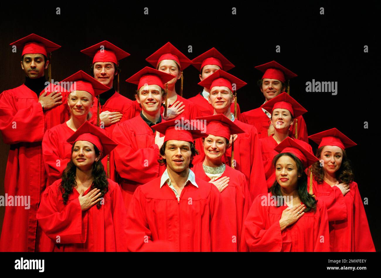 Centre avant: Julian Ovenden (plus jeune Franklin Shepard), Anna Francolini (Gussie) avant droit: Samantha Spiro (Mary Flynn) en haut à droite: Daniel Evans (Charley Kringas) en ERREMENT NOUS ROULONS À l'entrepôt de Donmar, Londres WC2 11/12/2000 musique et paroles: Stephen Sondheim livre: George Furth basé sur la pièce originale de Kaufman & Hart design: Christopher Oram Lighting: Tim Mitchell chorégraphie: Peter Darling réalisateur: Michael Grandage Banque D'Images