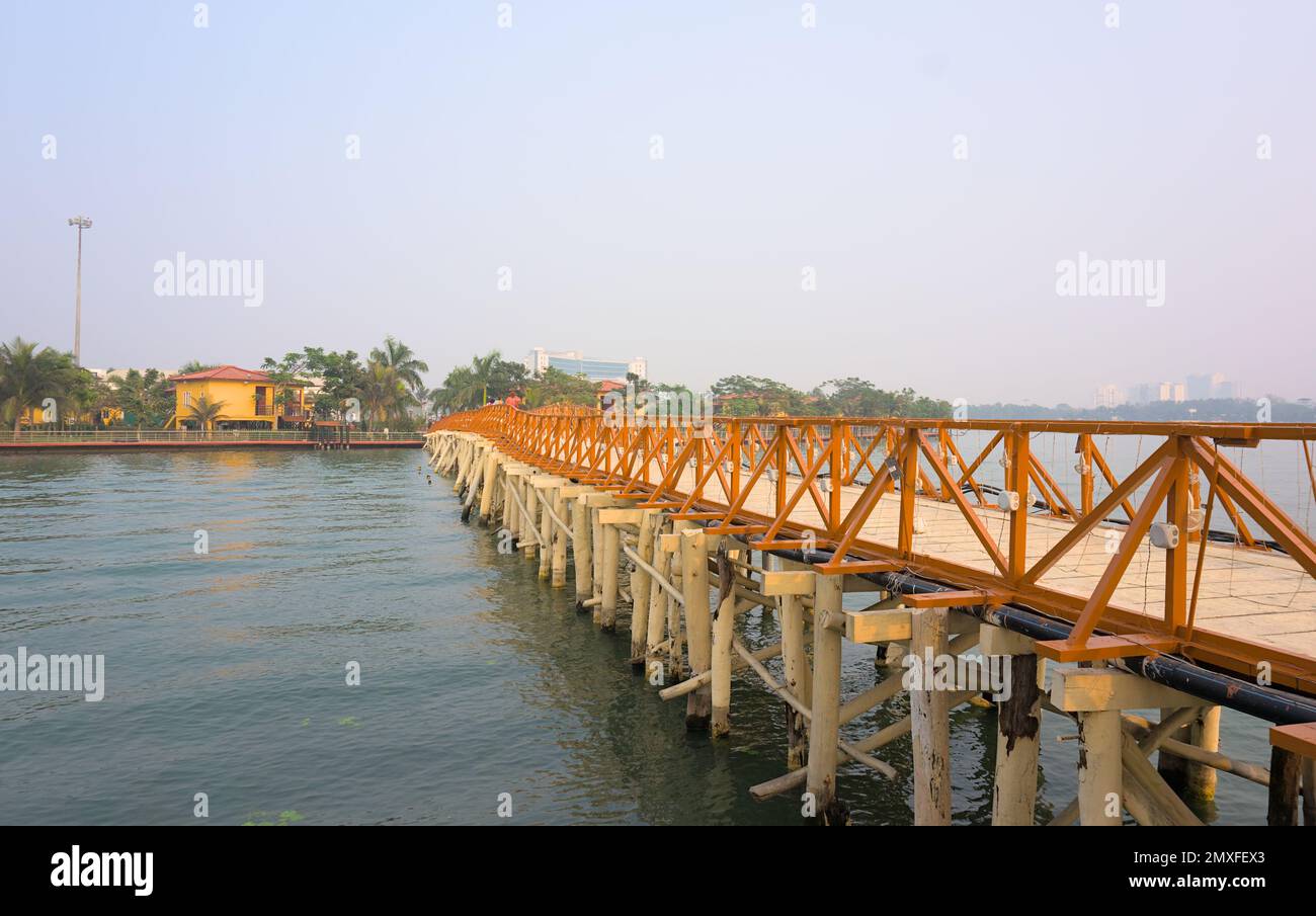 Pont en bois sur le lac. Banque D'Images