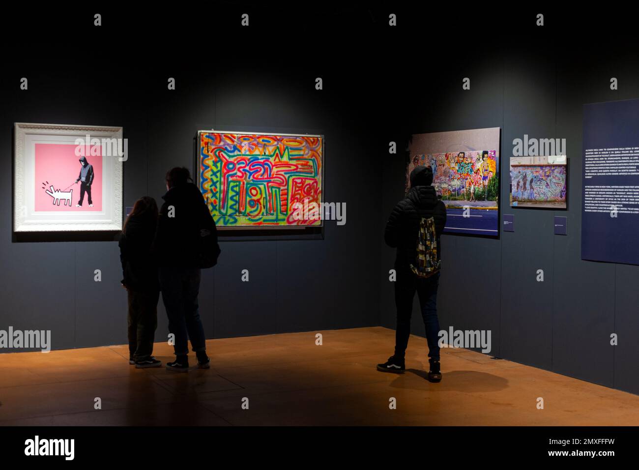 Trieste, Italie - 21 janvier 2023: Personnes regardant les œuvres d'art Keith Haring et Bansky. Exposition intitulée The Great Communicator Banksy, Salone degli Banque D'Images
