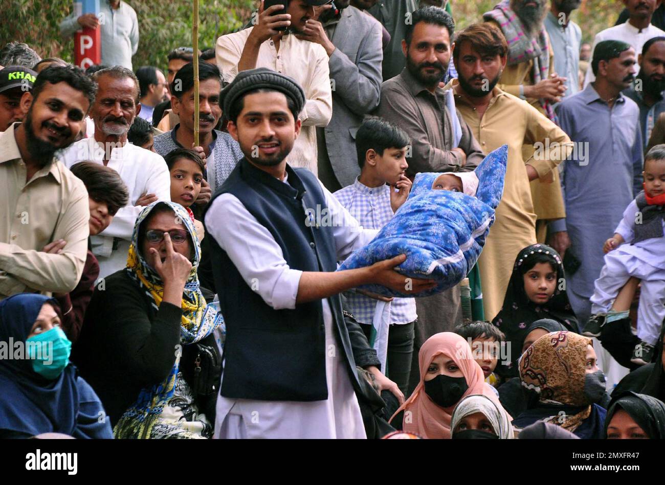 Hyderabad, Pakistan. 03rd févr. 2023. Des membres de Tehreek-e-Insaf (PTI) tiennent une manifestation contre le gouvernement fédéral et un chômage massif, l'augmentation du prix des produits d'usage quotidien et la hausse des prix de l'inflation, qui s'est tenue vendredi au club de presse d'Hyderabad, à 03 février 2023. Credit: Asianet-Pakistan/Alamy Live News Banque D'Images