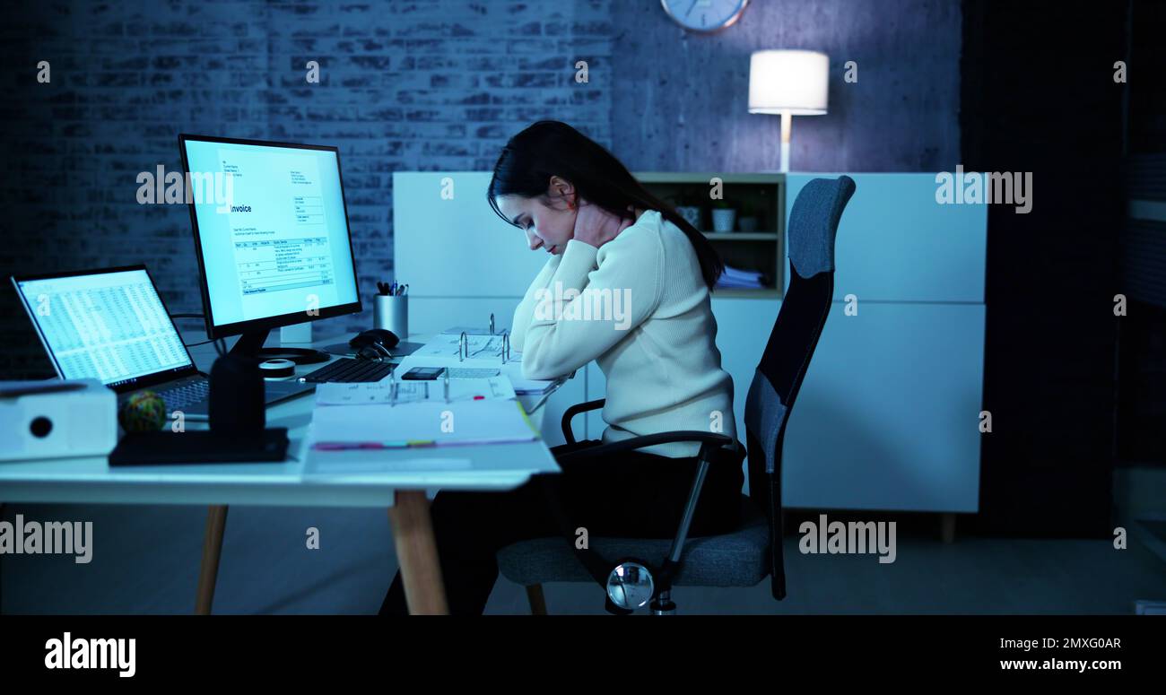Douleur au cou pendant le travail à l'ordinateur. Contrainte de posture incorrecte Banque D'Images