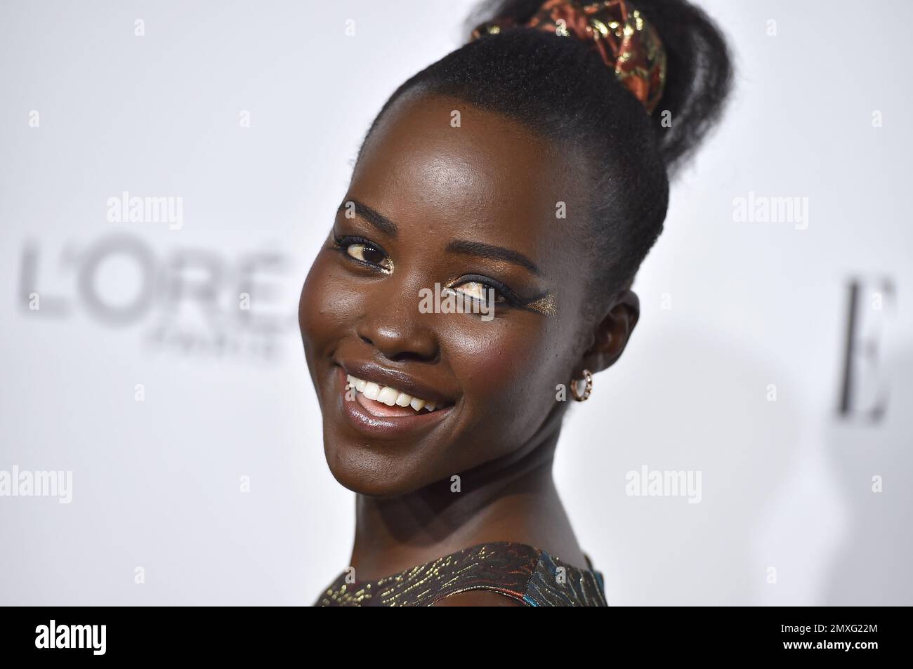 Lupita Nyong'o arrives at the 23rd annual ELLE Women in Hollywood Awards at the Four Season Hotel on Monday, Oct. 24, 2016, in Los Angeles. (Photo by Jordan Strauss/Invision/AP) Banque D'Images