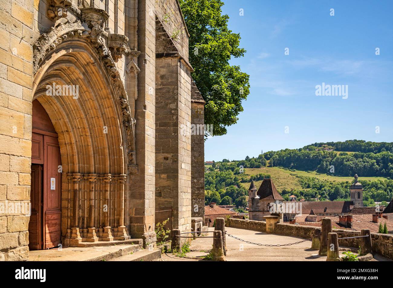 L'église notre-Dame du Puy se trouve au-dessus de la vieille ville de Figeac, Lot, France Banque D'Images