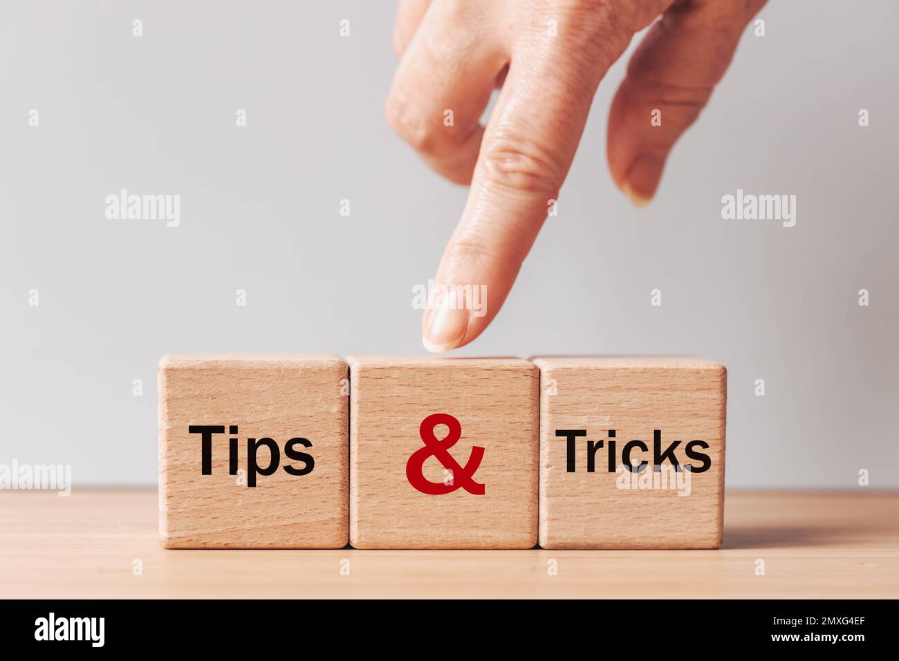 Conseils et astuces. écrit sur des blocs de bois, des bouts et des trucs pour vous aider dans les affaires, conseils professionnels Banque D'Images