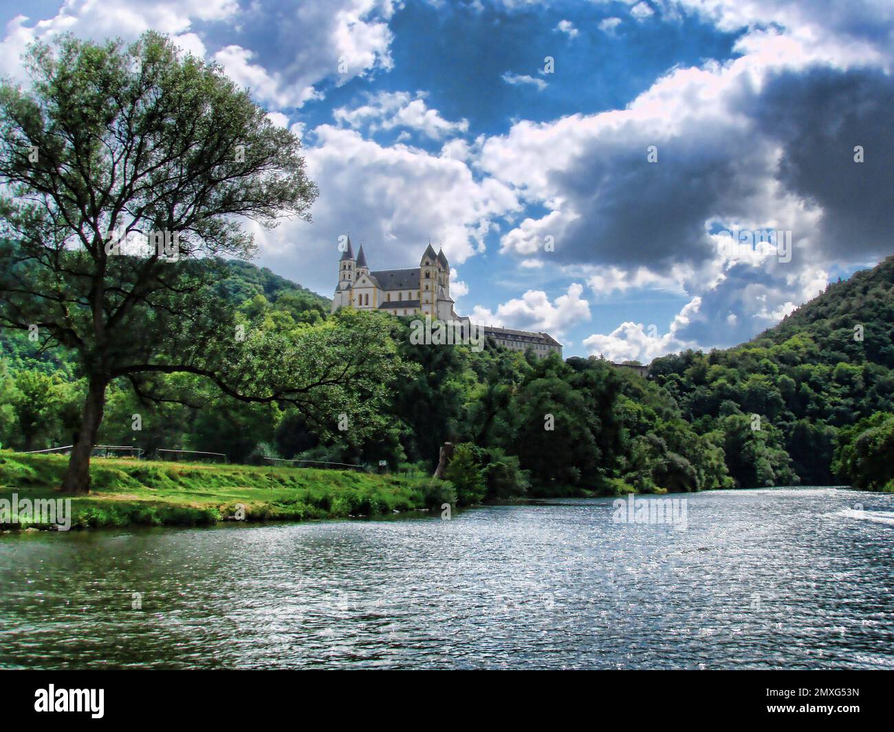 Le monastère Kloster Arnstein avec un ciel bleu ciel nuageux à Seelbach, en Allemagne Banque D'Images