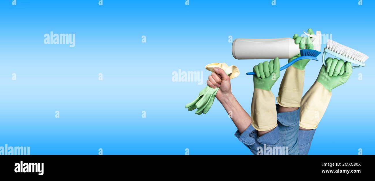 Plusieurs mains tenant différents outils pour la bannière d'entretien ménager. Concept de nettoyage de ressort. Banque D'Images
