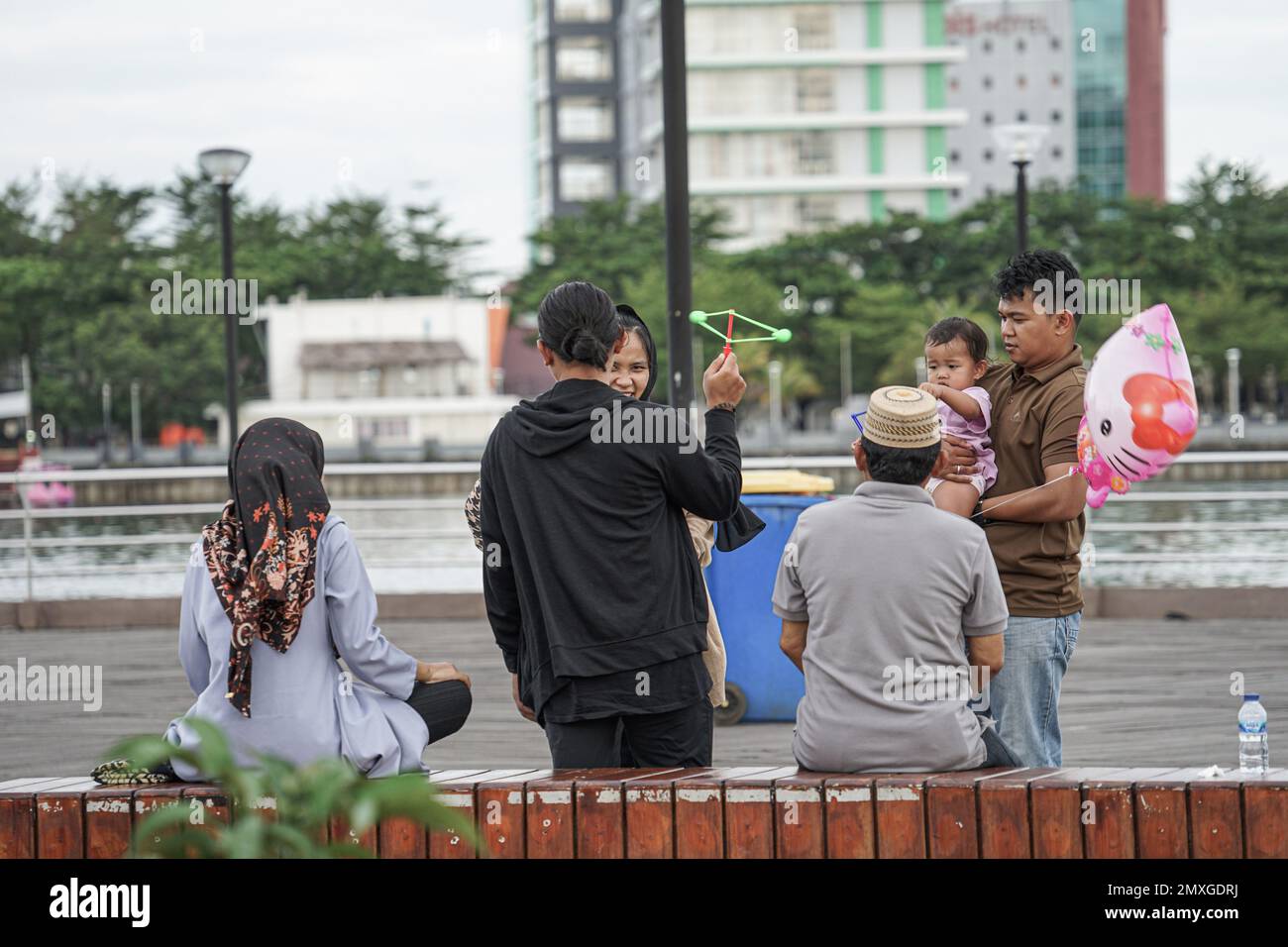 Makassar, Sulawesi du Sud, Indonésie. 3rd févr. 2023. Un certain nombre de résidents jouent à ''latto Latto'' dans la région de la plage de Losari, dans la ville de Makassar. Ce jeu utilise deux boules attachées ensemble et se mêlent pour produire un son très fort. (Credit image: © Herwin Bahar/ZUMA Press Wire) USAGE ÉDITORIAL SEULEMENT! Non destiné À un usage commercial ! Crédit : ZUMA Press, Inc./Alay Live News Banque D'Images