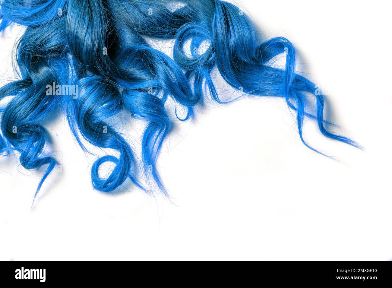 cheveux longs bleus bouclés sur fond blanc isolé . Banque D'Images