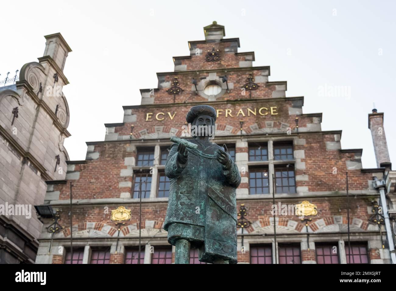 Détail architectural de la Grand-place de Tournai, place principale et centre d'activité de cette ville située dans la province de Hainaut, Belgique Banque D'Images